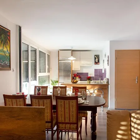 Bronia 3 Bedroom & Free Parking Apartman